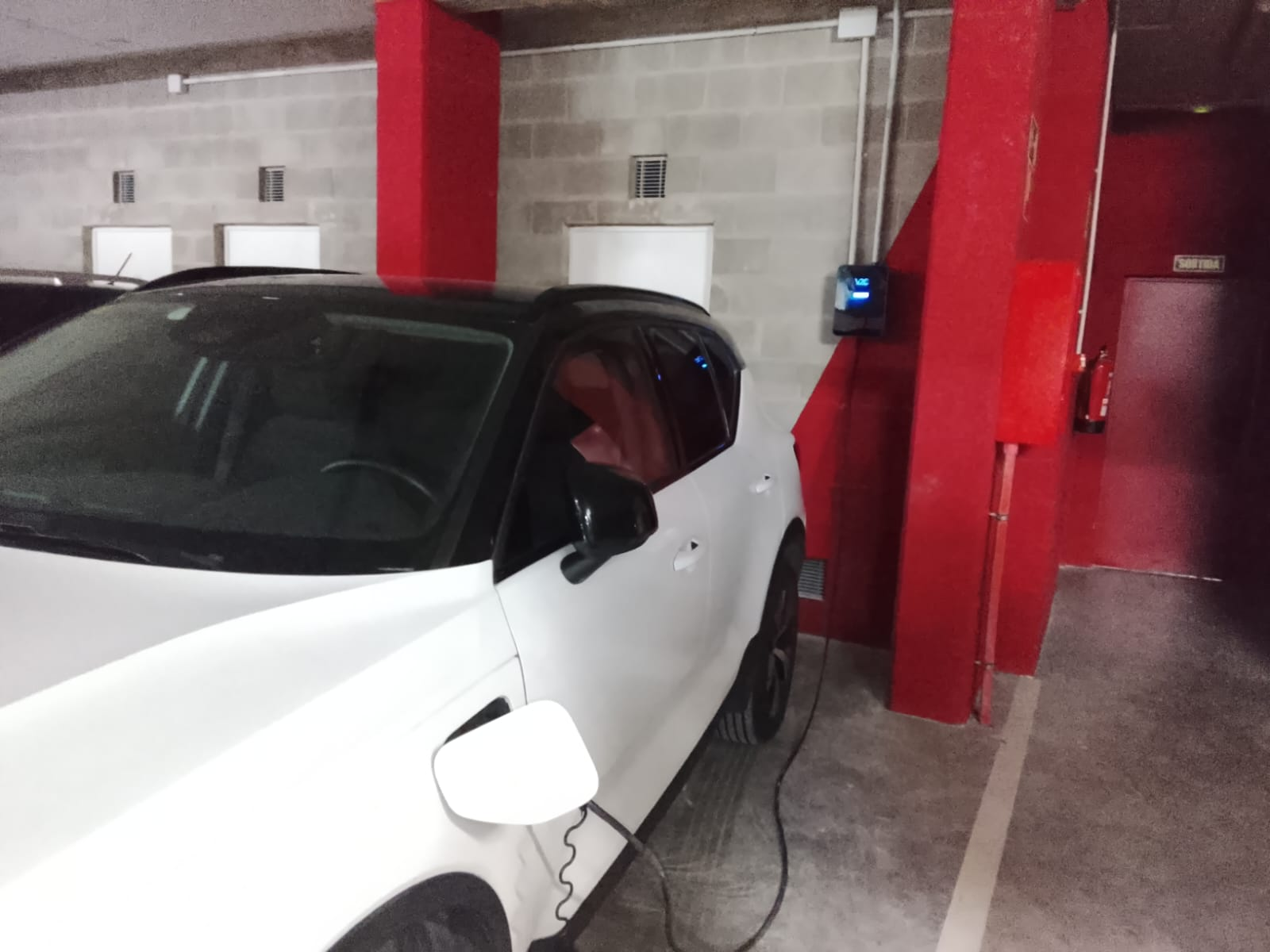 Instalación de cargador V2C en garaje comunitario en Sant Just Desvern