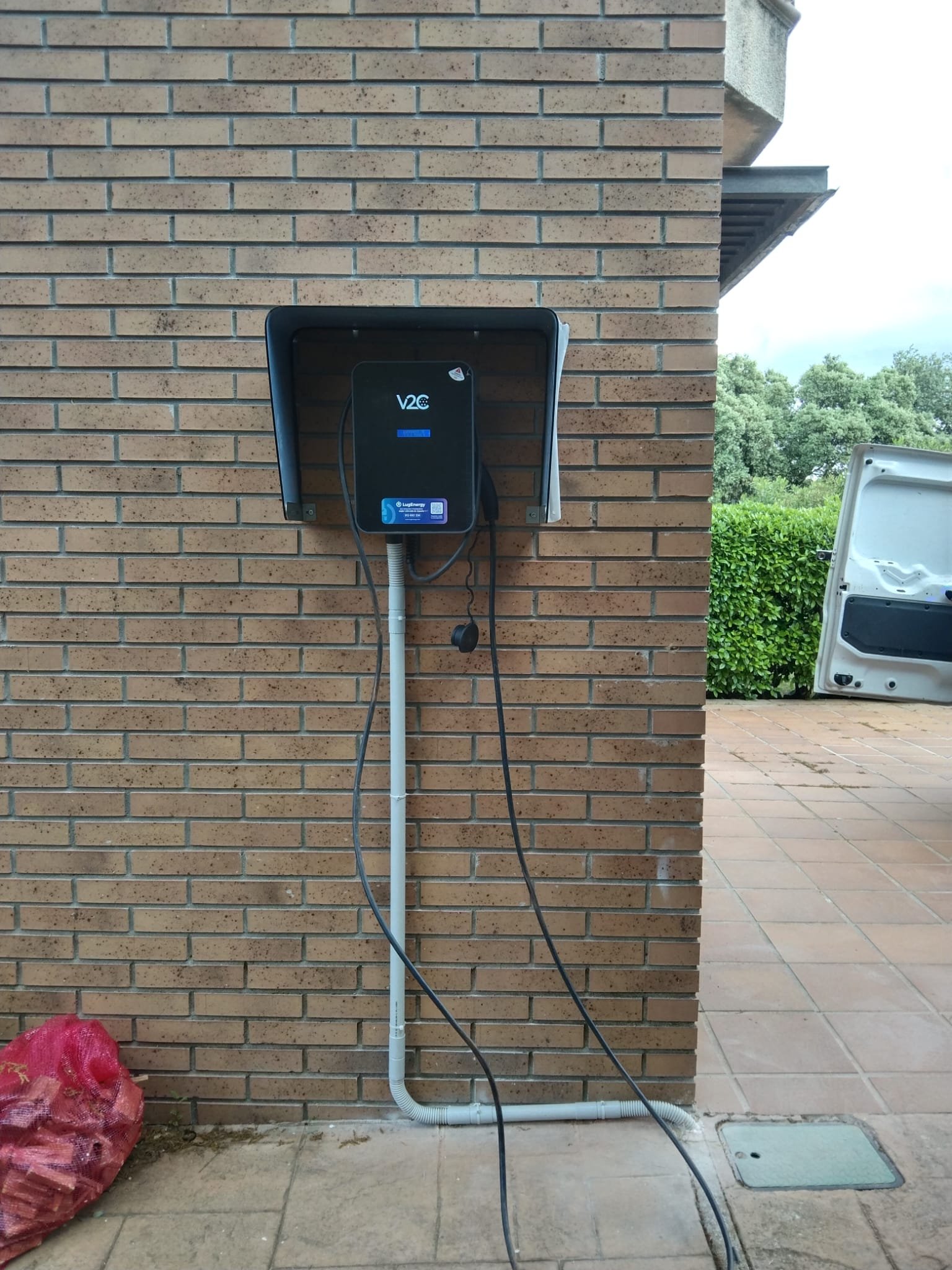 Instalación de cargador V2C en vivienda unifamiliar en Sant Just Desvern